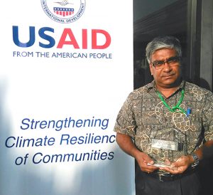 Dr Muru with his award.